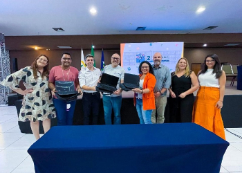 Seduc entrega 699 notebooks a secretários escolares da Rede Estadual de Ensino