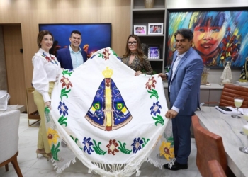 Primeira-dama de MT recebe convite para ser Rainha da Solidariedade.