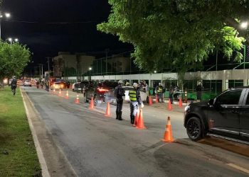 Blitz da lei seca prende seis pessoas por embriaguez ao volante e fiscaliza 166 veículos, em Cuiabá