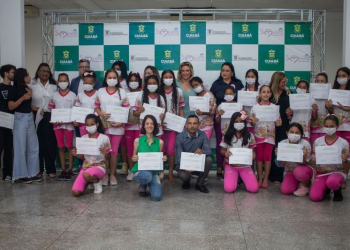 Primeira-dama entrega certificado de curso de informática para mais 19 meninas do Programa Siminina