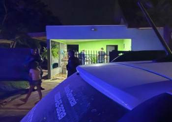 Homem é encontrado morto com tiros na cabeça na varanda da residência