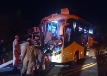 Sete pessoas são socorridas após acidente entre caminhão-baú e um ônibus de viagem