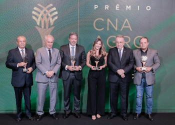 Jayme Campos recebe Prêmio da Confederação da Agricultura e Pecuária do Brasil