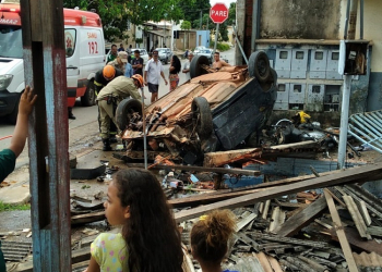 Motorista morre ao bater carro em uma árvore e capotar no Bairro Tijucal