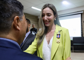 Autoridades e servidores que contribuem com a Politec são homenageados com medalha