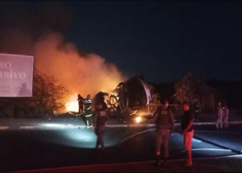 Ônibus é destruído por incêndio após bater em postes na Estrada da Guia