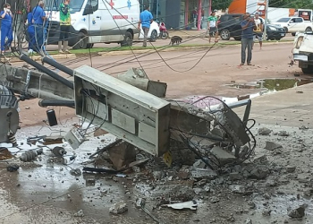 Carro derruba poste e deixa parte do centro de Peixoto de Azevedo sem energia elétrica