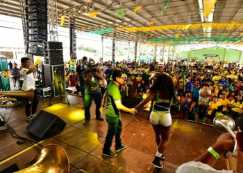 Jogo do Brasil nas oitavas de final leva 5 mil pessoas ao espaço FanFest