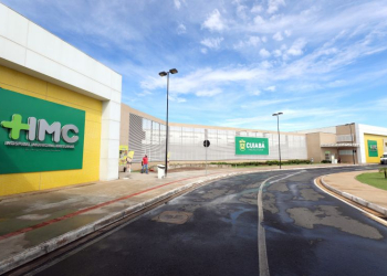 Mãe de criança atropelada por caminhão celebra alta hospitalar e agradece profissionais do HMC