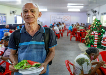 Clientes do Restaurante Prato Popular recebem ceia de Natal antecipada