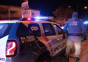 Homem descumpre medida protetiva e é preso ao tentar agredir ex-esposa e policiais