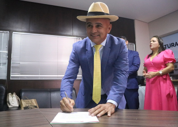 Pedrinho assina termo de posse para presidir Câmara Municipal de Várzea Grande