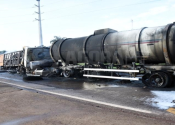 Carretas carregadas com álcool e madeira colidem e são destruídas por incêndio