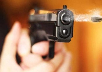 Mulher dispara arma de fogo contra namorado após discussão por ciúmes