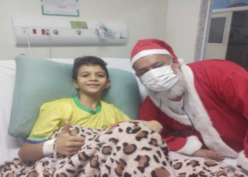 Crianças hospitalizadas no Hospital Municipal de Cuiabá recebem presentes do Papai Noel