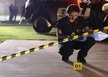 Homem é assassinado com tiros e mulher fica ferida em emboscada; assassino é preso
