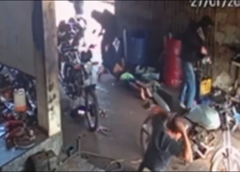 Bando fortemente armado invade oficina e sequestra rapaz; veja vídeo