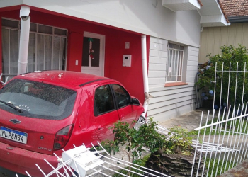 Motorista embriagado perde o controle da direção, derruba portão e invade residência
