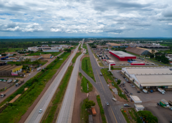 Construção de asfalto e rede de distribuição de gás levam desenvolvimento ao Distrito Industrial