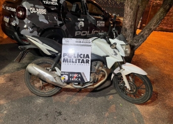 PM resgata três homens mantidos em cárcere privada e recupera moto roubada