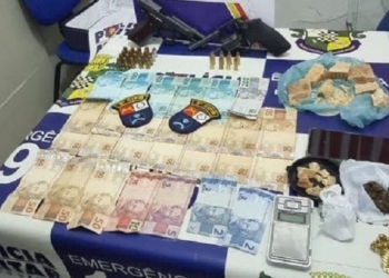 PM prende homem em flagrante com armas de fogo, drogas e R$ 1,5 mil em dinheiro