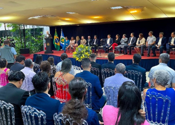 Governo empossa novos diretores escolares e anuncia projetos de incentivo a alunos e professores