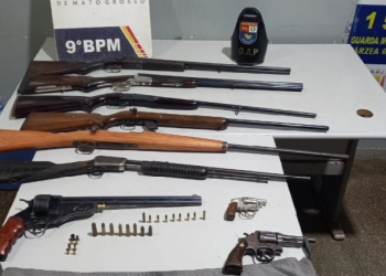 Após denúncias de disparos, homem é preso com nove espingardas e revólveres