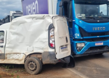 Motorista é socorrido após se envolver em acidente entre três veículos