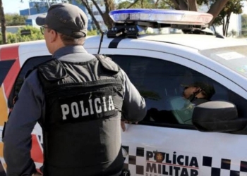 PM prende mulher suspeita de ameaçar marido e filho de dois anos de morte