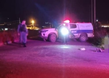 Jovens são executados a tiros no meio da rua; assassinos estão foragidos