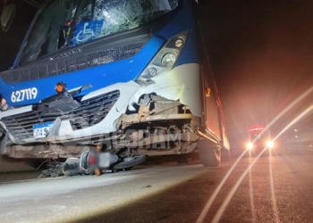 Jovem sofre fraturas expostas e traumas pelo corpo após moto ser arrastada por ônibus e pegar fogo