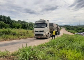Semob autua 20 motoristas de caminhões transitando irregularmente em Cuiabá