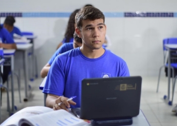 Governo de MT já disponibilizou mais de 48 mil chromebooks a estudantes