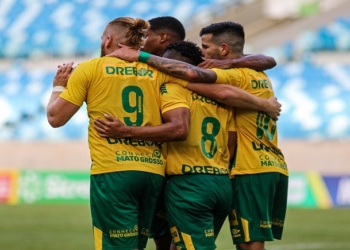 Com dois gols de Deyverson, Cuiabá goleia o Luverdense e joga o rival na zona de rebaixamento