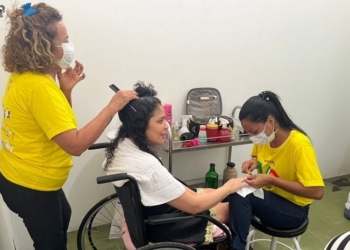 Paciente internada há 8 meses ganha dia de princesa no antigo Pronto-Socorro