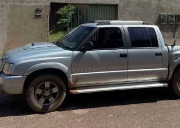 Dupla é presa por tráfico de drogas e receptação e PM recupera caminhonete roubada