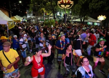 Foliões marcam presença no 1º dia do carnaval de rua na Praça da Mandioca