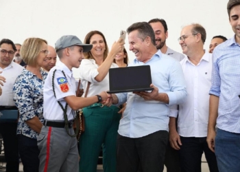 Estado entrega duas escolas militares, materiais e equipamentos tecnológicas a estudantes