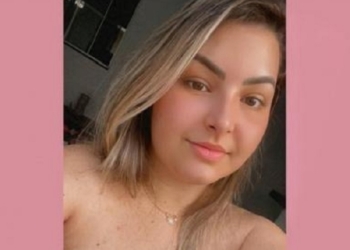 Carro fura sinal vermelho, bate em moto e mata jovem bancária