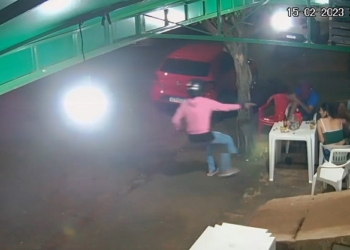 Vídeo mostra homem sendo assassinado em bar de Juína; assassino está foragido