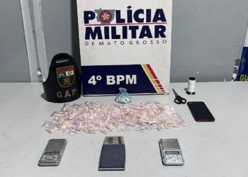 PM apreende 310 porções de entorpecentes e prende quatro pessoas por tráfico de drogas