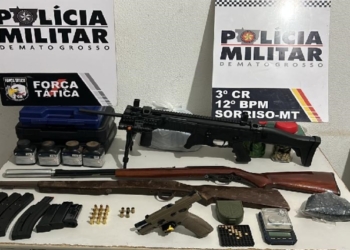Homem alcoolizado é preso com rifle e mais três armas de fogo após fazer disparos em casa