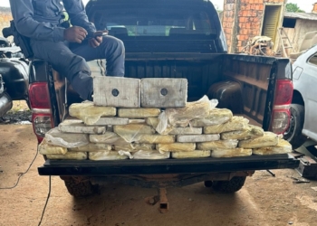 Operação conjunta apreende 48 kg de cocaína em fundo falso de caminhonete Hilux