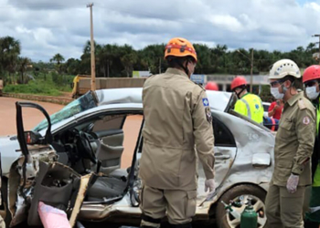 Motorista de Corolla morre ao bater em caminhão na BR-163; passageira fica ferida