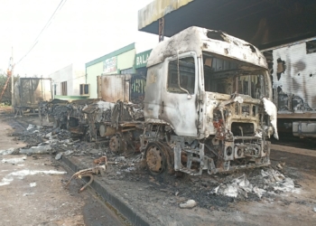 Quatro caminhões pegam fogo e ficam completamente destruídos em Sinop
