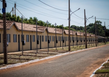 Governo de MT garante a construção de 50 casas populares para famílias de Canarana
