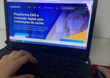 Plataforma de ensino a distância oferta qualificação gratuita a profissionais da saúde