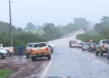 Chuvas intensas causam alagamento em trechos da MT-320, na região de Carlinda