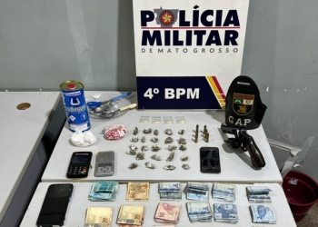 Polícia Militar prende dupla por tráfico de drogas, apreende arma e R$ 1,4 mil