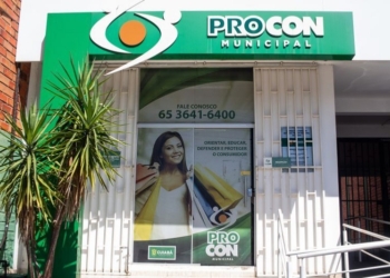 Produtos com data de validade vencida são apreendidos e mercado é autuado pelo Procon